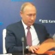 "Өз дүйнөсүндө жүргөндөй". Владимир Путиндин инвестициялык форумдагы жүрүм-туруму көпчүлүктүн сынына кабылды