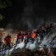 Чатырда түнөгөн жашоочулар, 33 сааттан кийин куткарылган тургун. Измирдеги жер титирөөдөн жапа чеккендер тууралуу видео жана сүрөттөр