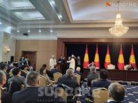 Талант Мамытов Канат Исаевге жана Дастанбек Жумабековго ак калпак, чепкен кийгизди