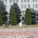Тосмосу алынган Ак Үйдүн жанында бийлеген кыз (видео)