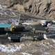 Нарындагы "Кара-Кече" көмүр кенинен жүк алып келе жаткан унаа жолдон оодарылып кетип, бир адам каза болду