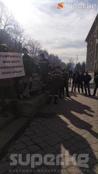 "Тажрыйбасы жок шоопур башкы инженер боло албайт". "Түндүк электр" ишканасынын кызматкерлери кайрадан митингге чыгышты