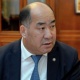 "Окууну онлайн режимге өткөрүүдө эмгеги чоң". Каза болгон министр Каныбек Исаковдун өмүр баяны