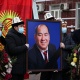 Окуу жай алдында калың эл. Каныбек Исаковдун сөөгү туулуп-өскөн айылында жерге берилди (сүрөттөр)