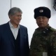 Алмазбек Атамбаевди сот залына алып киргенде кол чаап тосуп алышты