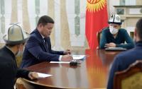 Талант Мамытов октябрь окуяларында жабыркаган жарандар менен жолугушту