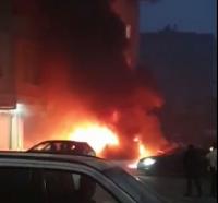 Бишкекте жеңил унаадан өрт чыгып, жалын жанындагы жол тандабаска өтүп кетти