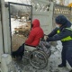 Милициянын кайгуул кызматкерлери көчөдө үй-жайсыз жаткан жаранды &ldquo;Үмүт&rdquo; кайрымдуулук үйүнө жеткиришти