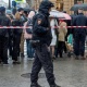 Орусияда эркек адам 6 баласын балта менен өлтүрөм деп барымтага алды