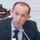 Депутат Нурбаев чиновниктердин санын эки эсеге кыскартуу керектигин айтты