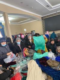 Бишкек шаарында муктаж жарандарга акысыз жаңы кийимдер таратылды (сүрөт)