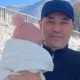 Сүрөткө маани бергенде: Садыр Жапаров көтөрүп түшкөн наристе ага ким болот?