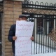 "Конституция буйлаланган төө эмес". Бишкекте жарандык активист жалгыз митингге чыкты
