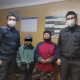 Бишкекте милиция кызматкерлери кароосуз көчөдө жүргөн баланы таап, ата-энесине өткөрүп беришти