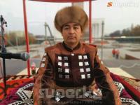Дөөлөт Сыдыковдун 14 сааттан ашык манас айтканына туура 1 ай өттү. "Гиннестин рекорддор китебине" кирүүсү тууралуу жубайы маалымат берди