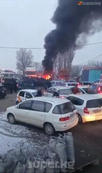 Ак-Жар конушунда митингге чыккандар жолду жаап, дөңгөлөктөрдү өрттөп жатышат