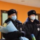 Кыргыз келиндин метродо төрөтүн кабыл алган полиция кызматкерлери гүл көтөрүп, жаш энеден кабар алышты
