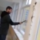 "Устанын акысын тери кургай электе бер". Орусияда оңдоп-түзөө иштери үчүн акыбызды ала албай калдык дегендер имаратты талкалашты
