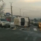 Бишкекте жүргүнчү ташыган кичи автобус жеңил унаа менен сүзүшүп, оодарылып кетти