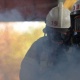 Бишкекте эки кабаттуу имаратта кароолчунун бөлмөсү күйүп, 2 кишинин жансыз денеси табылды