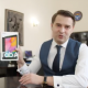 "Ал эми сүрөттү үйүмө илем". Артём Новиков билим берүү министри баштаган эстафетаны улантып, окуучуга белек алып берди