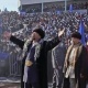 "Ысык-Көлдүн жети акесин туурап". Садыр Жапаровдун эл менен жолугушуусунда аны тосуп алгандардан тартылган сүрөт талкууда