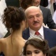"Жай музыкага ыргалган Лукашенко". Беларусь өлкөсүнүн президенти жаш студент кыз менен вальс бийлегени талкууга түштү