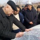 Вице-премьер Жеңиш Разаков жана топографиялык топтун мүчөлөрү Баткен облусунун чектеш айылдарынын жашоочулары менен жолугушууларды өткөрүштү