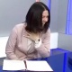 Алып баруучу эфирде социалдык жеңилдиктер тууралуу кабар окуп жатып күлүп жиберди (видео)