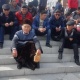 Борбордук аянтка келген митингчилер нан, суу менен түштөнүүдө