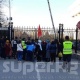 Митингге чогулгандар Ак Үйдүн алдына келе башташты