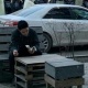 Күндүн сүрөтү: Митинг учурунда китеп окуп отурган жарандын сүрөтү талкуу жаратты