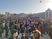 КҮНСОБОЛ: Ак Үйдүн жанында эки миңдей жаран жарым күн бою митинг өткөрүп, бийликтен өкүл чыгышын күтүштү. Мындай учурда эл өкүлдөрү болгон депутаттар жарандардын үнүн угуу үчүн чыгышы керек беле?