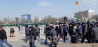Бишкекте "Аялдардын тилектештик маршын" өткөрүп жаткан катышуучуларга калпакчандар келип, ортодо ызы-чуу чыкты