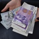 "Бир кишиге 500 доллар". Бишкектеги айрым банктар долларды сатууга чектөө киргиздиби?