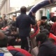 Интернетке "Мадина" базарында кездемелерди улактай талашып жаткан видео тарады. Бишкек ШИИББи видео эски экенин айтат