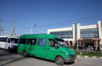 Ош шаарында айдоочулар өз демилгелери менен дарыгерлерди акысыз ташышууда