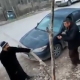 ЭЛДИК КАБАР: "Карантинде ээлигип...". Баткенде блокпостто тургандарды ашата сөгүп, постту сындырып, унаасын айдап кеткен адамдын видеосу