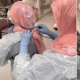 Таштанды салчу баштыктардан жасалган баш кийимдер, мөөнөтү өткөн респираторлор. Англиялык дарыгер бейтаптарга жетиштүү жардам бере албай жатышканын айтат