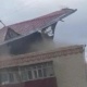 Казакстанда беш кабаттуу үйдүн чатырын шамал учуруп кетти