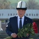 "Куран окулуп, гүл коюлду". Президент элдик Апрель революциясынын баатырларын эскерди (фото)