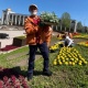 "Ала-Тоо" аянтына 15 миң даана гүлдөн саат жасалууда