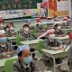 Кытайдагы мектеп окуучулары коронавирустун айынан коопсуз шляпаларын кийип окуп жатышат