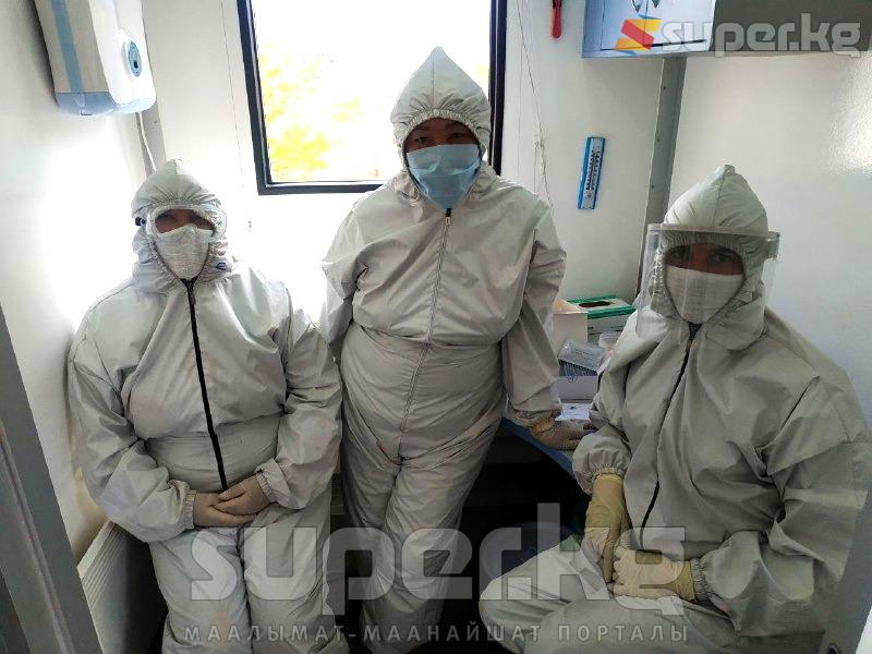 Талаа жеринде иштеген өзүнчө бир түйшүк деңизчи. Биз ар кандай аба ырайында, талаада ушул костюмдар менен иштеп жаткан дарыгерлерди аяп турдук. Бул костюмдар кийген адамды демейдегиден 3-4 эсе көп чарчатат деген ой келди