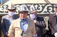 "Калың эл кара тумоодон эмес, акындарынан ажыраганына кайгырып турат" дейт Рыскелди Момбеков