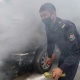 Бишкекте милиция кызматкерлери күйүп жаткан унааны өчүрүштү