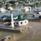 "Жөн гана дөңсө жерде жайгашкан". Казакстанда суу каптаган жок делген мечиттин жаңы сүрөттөрү жарыяланды
