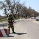 Сокулуктагы блокпостто аскер кызматкерин жеңил унаа сүзүп кетти