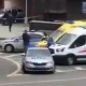 Орусиялык басылмалар банк кызматкерлери барымтага алынганын жазууда. Банкка келген белгисиз адам "мина жардырам" деп коркуткан