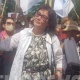Биринчи Май райондук сотунун алдында митинг өтүп жатат. Катышуучулар Алмазбек Атамбаев менен Равшан Жээнбековдун тарапташтары